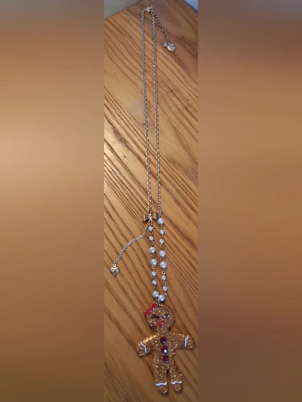 EUC Betsey Johnson Discontinued Sparkle Gingerbread Faux Pearl Holiday Necklace